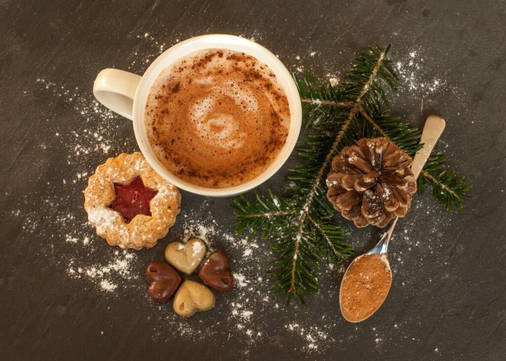 Chocolate caiente de navidad con galletas y bellota